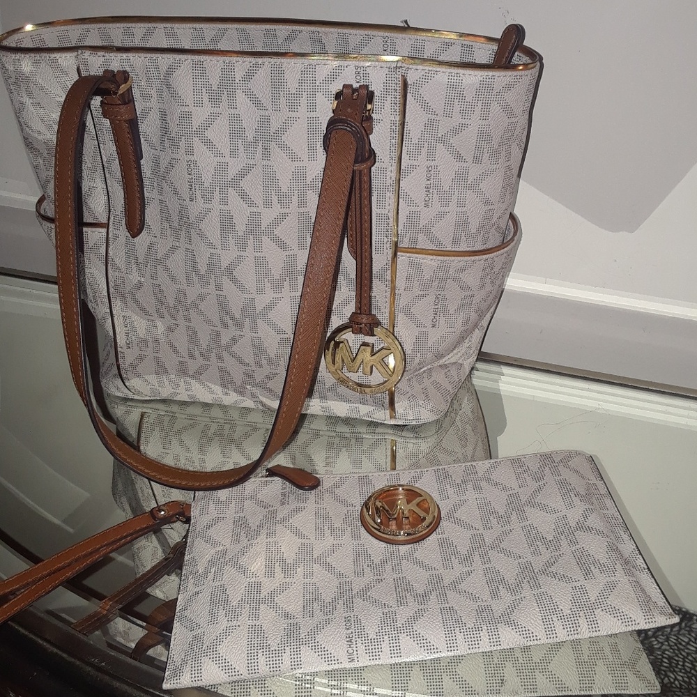 Michael Kors purse and wristlet set!